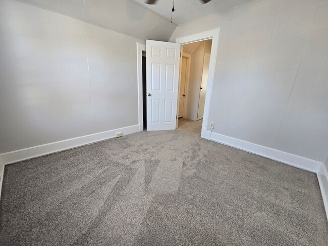 Building Photo - 2 Bedroom Home in Bloomington