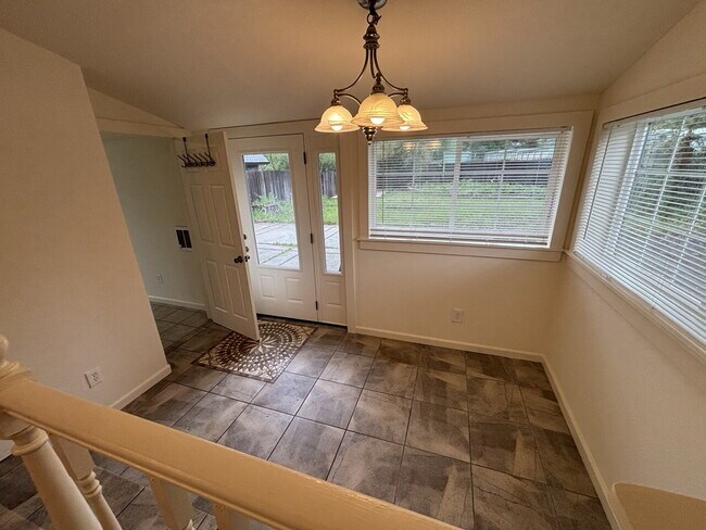 Building Photo - Ideally located 3/2 home in Placerville for rent