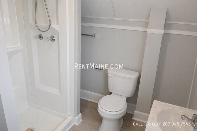 Building Photo - 254 Elm St