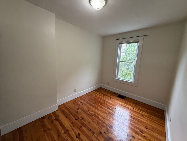 Building Photo - 986 S East St