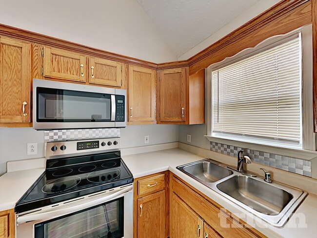 Building Photo - 240 Green Hills Dr