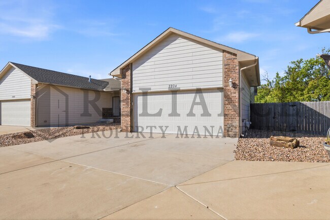 Building Photo - 2204 E Quivira St