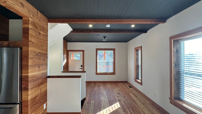 Building Photo - Downtown Roslyn Charmer  All the bells and...