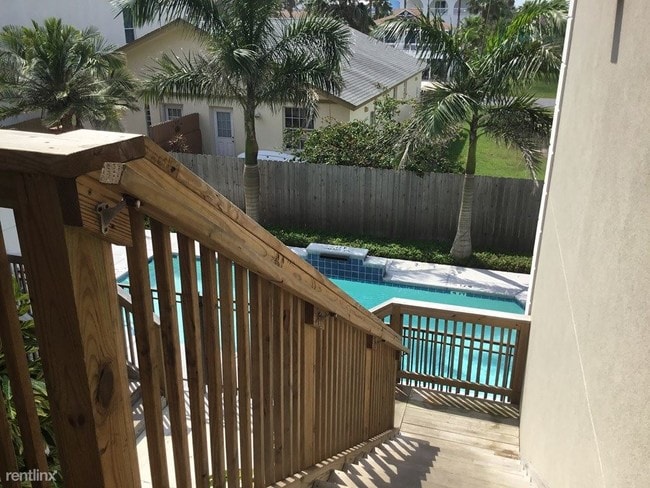 Building Photo - 107 E Acapulco St