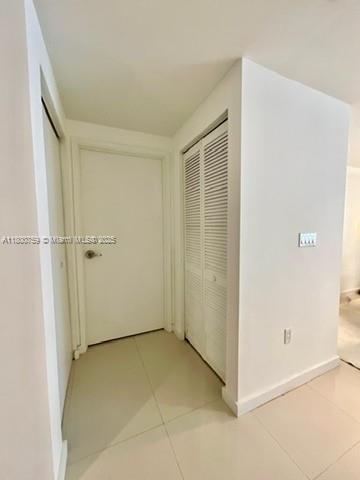 Building Photo - 9940 W Bay Harbor Dr