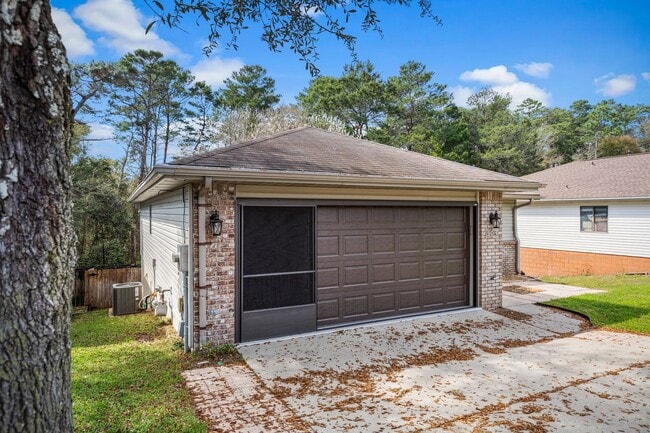 Building Photo - Updated home in convenient location!!