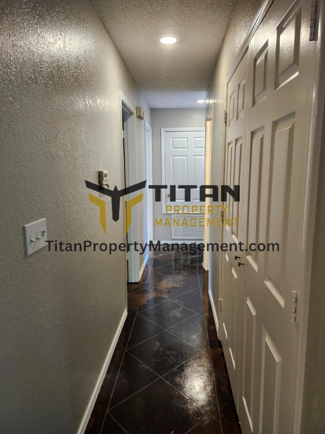 Building Photo - 3b/2b house