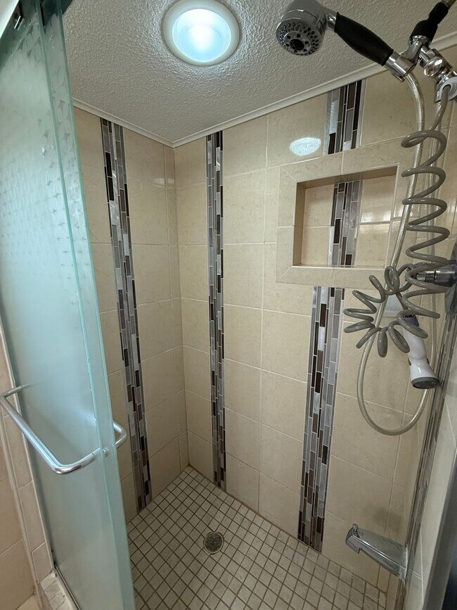 Building Photo - Modern 4 bed 2 Bath Split Level Single Fam...