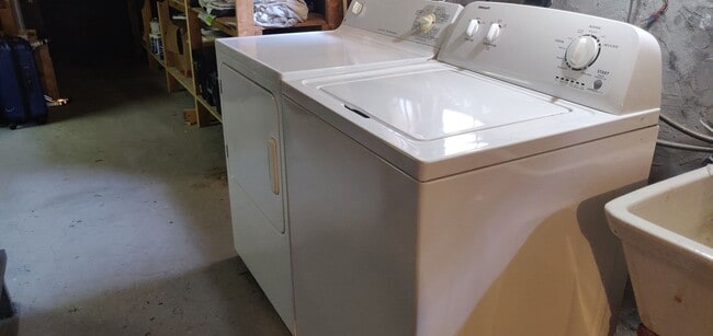 Building Photo - Chamring 2-Bedroom Locust Point Townhome w/ Deck