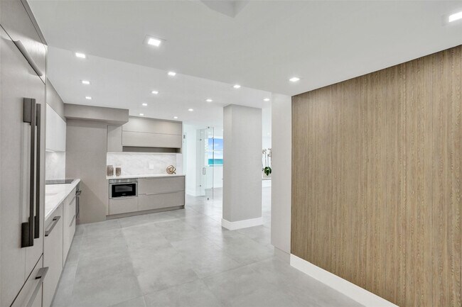 Building Photo - 209 N Fort Lauderdale Beach Blvd