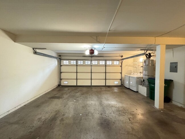 Building Photo - Spacious 2Bd/2Ba Condo w/Bonus Office, Garage and A/C!