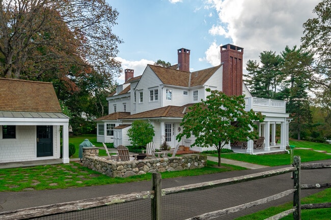 Building Photo - 198 Hemlock Hill Rd