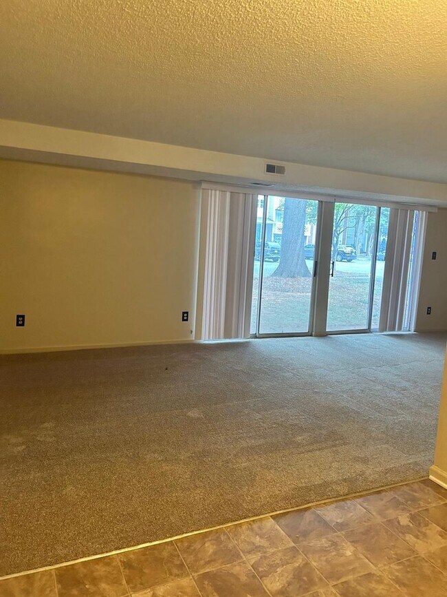 Building Photo - Available Now! Spacious 2 Bedroom Apartment!!