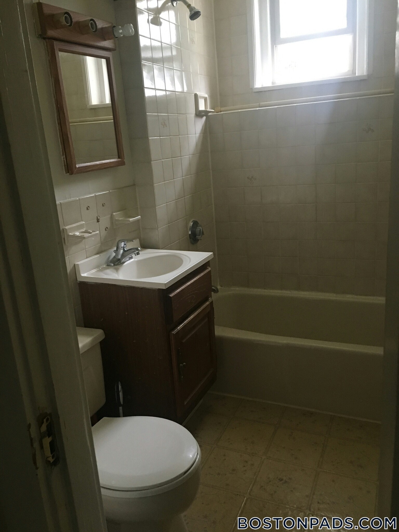 Building Photo - 88 Maple St