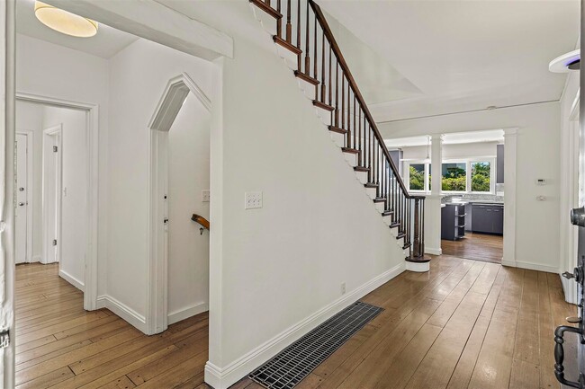 Building Photo - Large, Beautiful Upper Piedmont Home