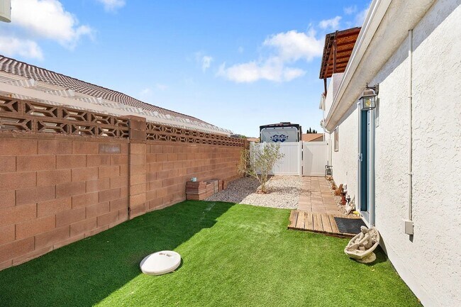 Building Photo - Spacious 6 Bedroom Home in La Verkin!