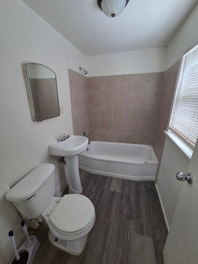 Building Photo - 219 Winneconne Ave