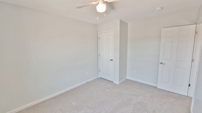 Building Photo - 3 Bed / 2 Full and 2 Half Bath Single Family Townhome