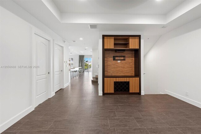 Building Photo - 348 Elm St