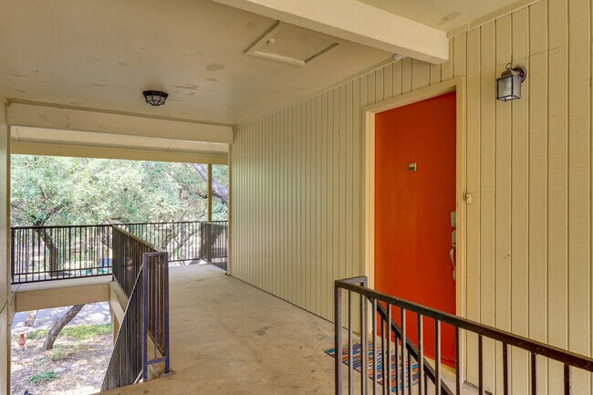 Building Photo - 8702 Village Dr