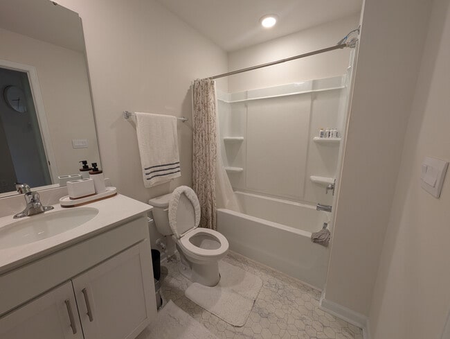 Building Photo - Room in Apartment on North Mills Rd