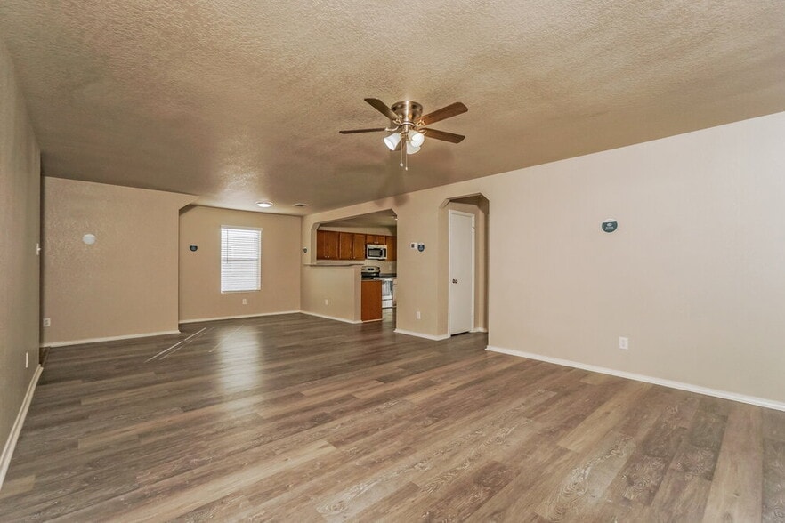 Building Photo - 9331 Maple Silver