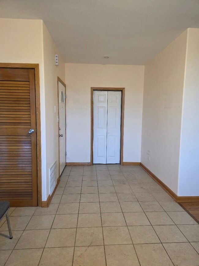 Building Photo - 2843 S Archer Ave