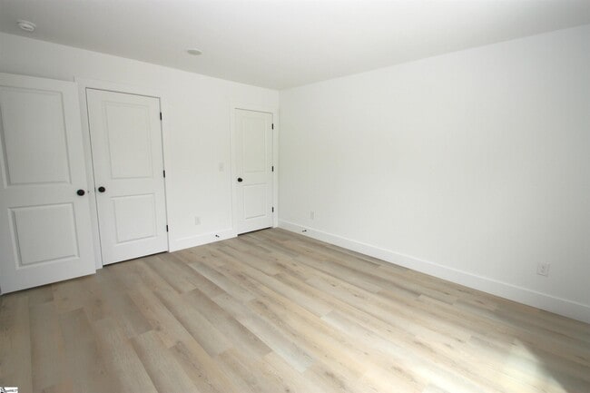 Building Photo - 402 Sierra Rd