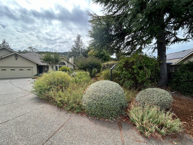 Building Photo - 8280 Oakmont Dr