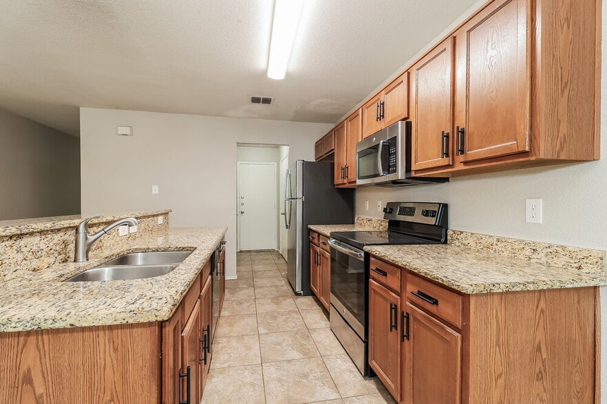 Building Photo - 10628 Wild Oak Dr