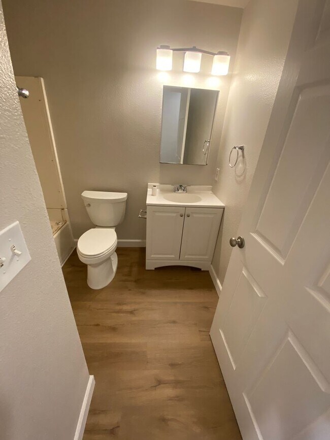 Building Photo - 3 Bed, 2 Bath First Floor Condo in Central...
