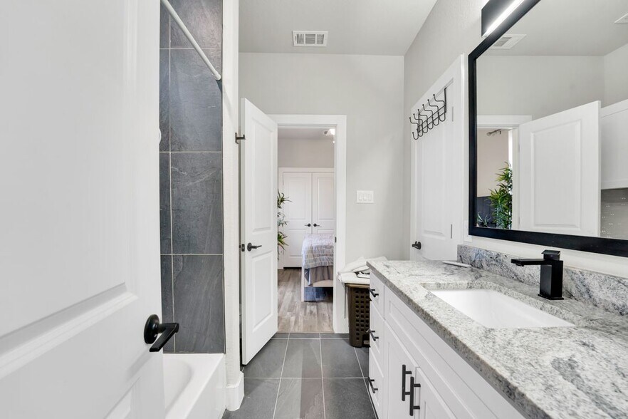 Building Photo - 4621 Collins Ave