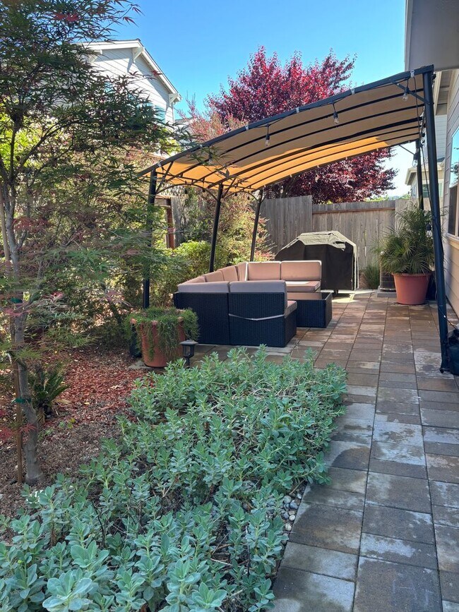 Building Photo - Newer 4 bedroom 2.5 bathrooms Available May 16th