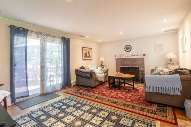 Building Photo - 76 Bay Rd