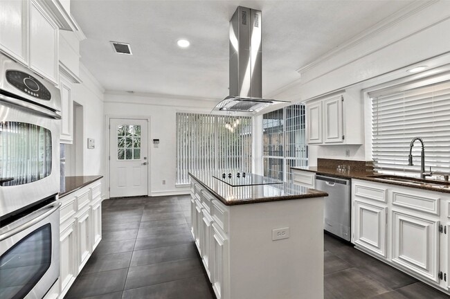 Building Photo - 545 Oak Hill Dr