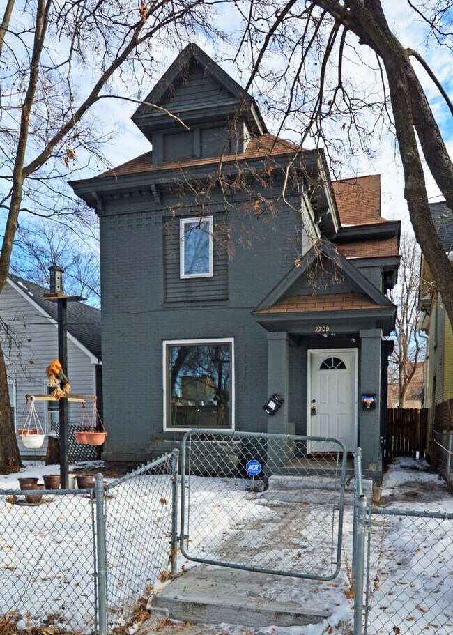 Building Photo - 3-Bedroom 1-Bathroom Unit Available Now in Minneapolis!