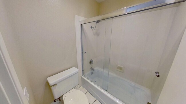 Building Photo - Spacious 2 Bed 2.5 Bath Townhouse in Irvine!