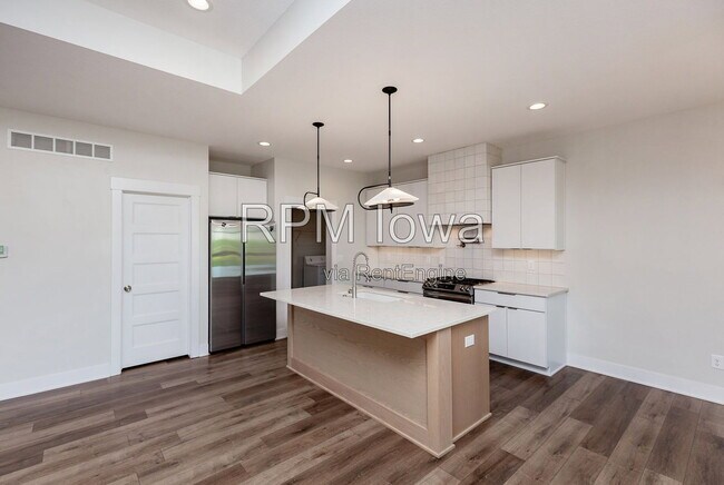 Building Photo - 5901 NE Sherman Dr