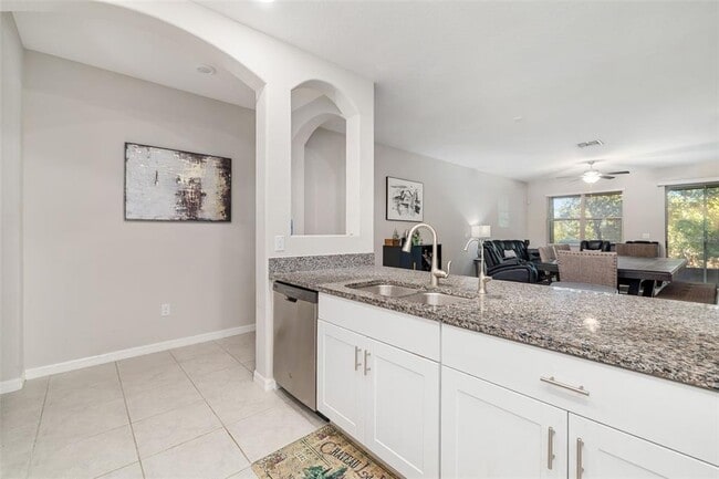 Building Photo - 621 Royal Empress Dr