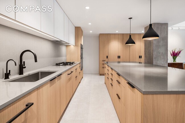 Building Photo - 404 E 76th St