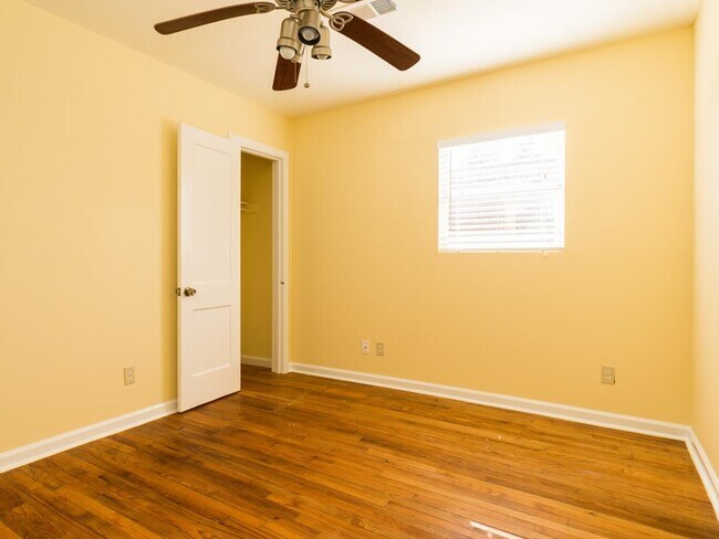Building Photo - 1409 Winnie St
