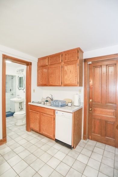 Building Photo - 2101 N Clifton Ave