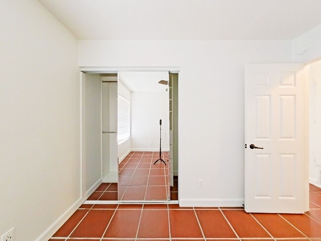 Building Photo - Charming 2-Bedroom Single-Story Furnished ...