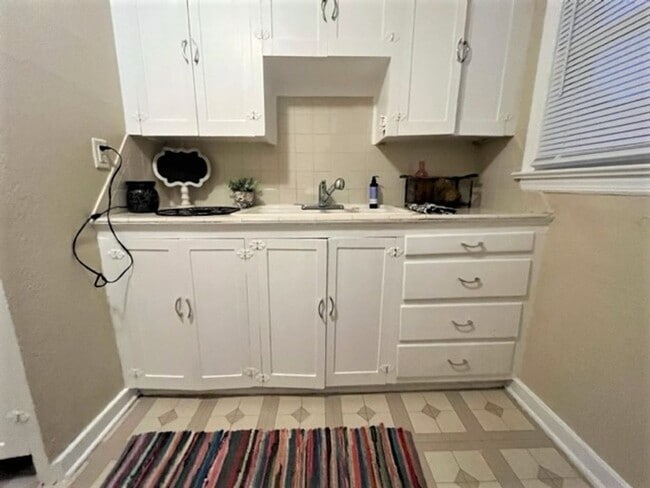 Building Photo - 1017 N Tabor Dr