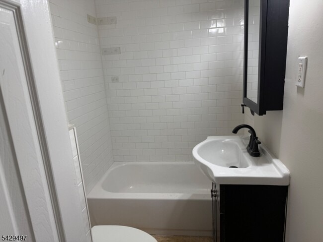 Building Photo - 85 Holsman St