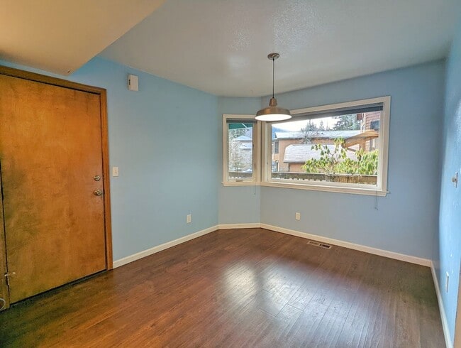 Building Photo - Backloop Sgl Fam Home, 3BD/2BA, Pet Friendly, 2 Car Garage