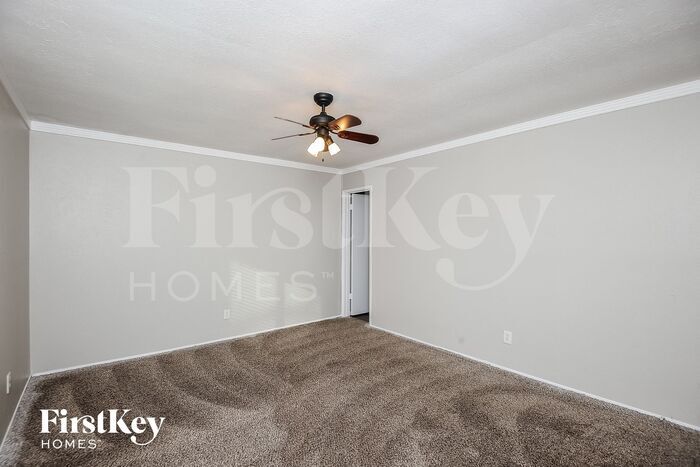 Building Photo - 4201 Yellowleaf Dr