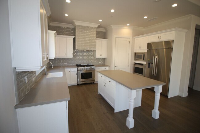 Building Photo - 2104 E Las Palmas Dr