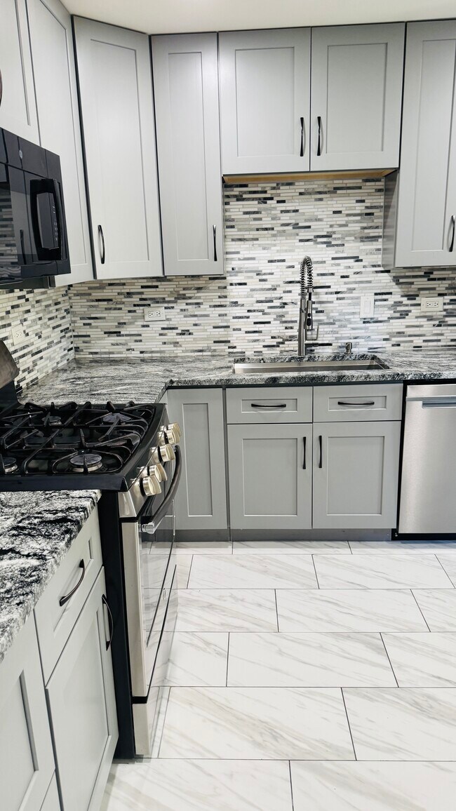 Building Photo - 775 Hoover Dr