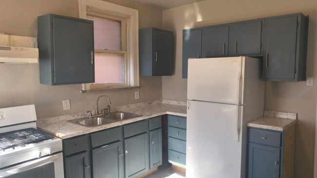 Building Photo - 4870 E Lee Ave